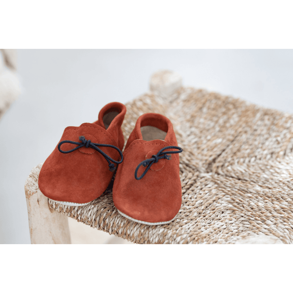 נעלי תינוק בצבע אדום חמרה - עיצוב בסגנון מרוקאי