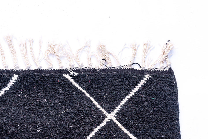 שטיח מרוקאי מעויינים - בלק טוליפ - עיצוב בסגנון מרוקאי